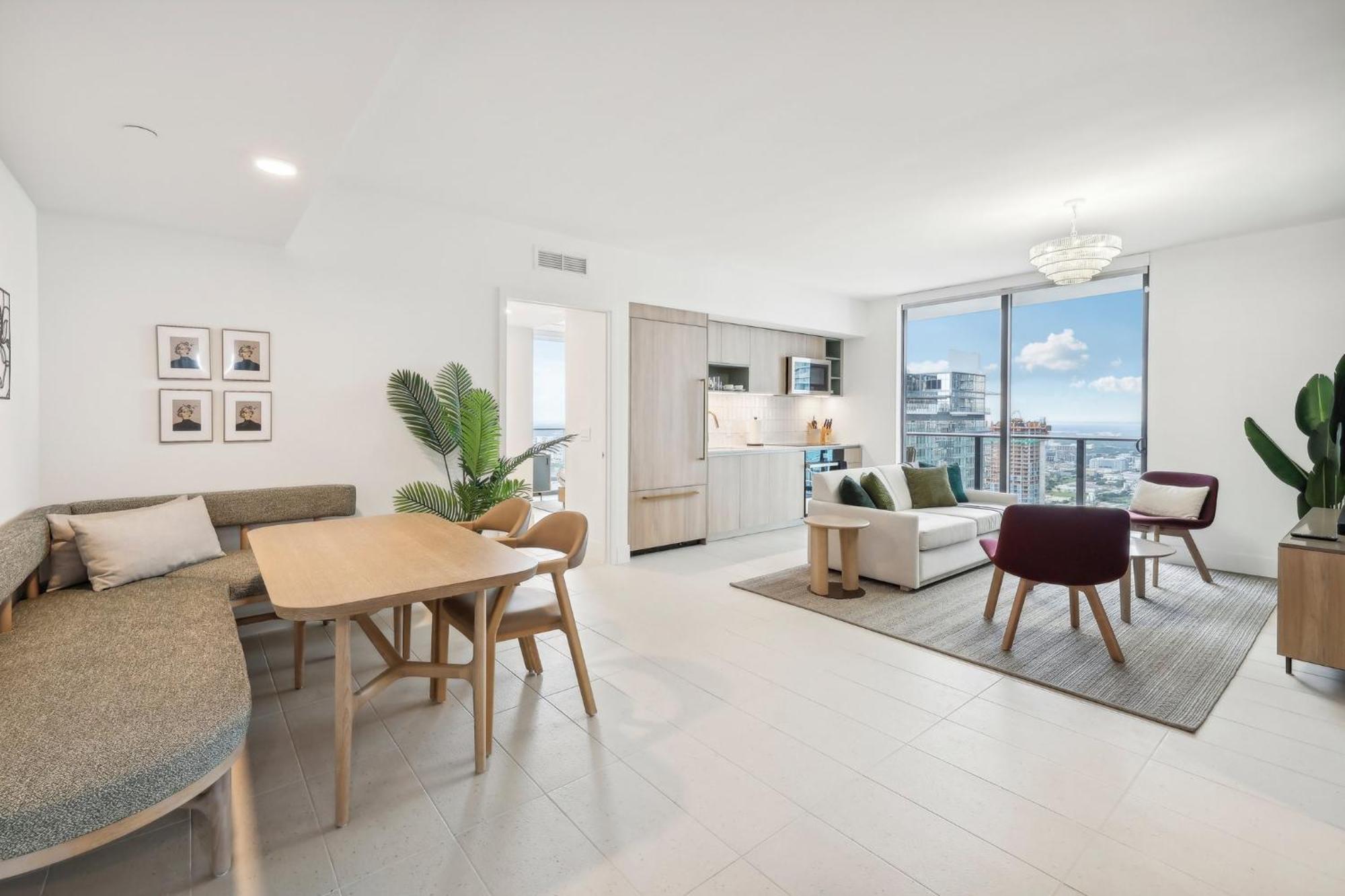 Stunning Lux 2 Bed 2 Bath With Panoramic View From Balcony *