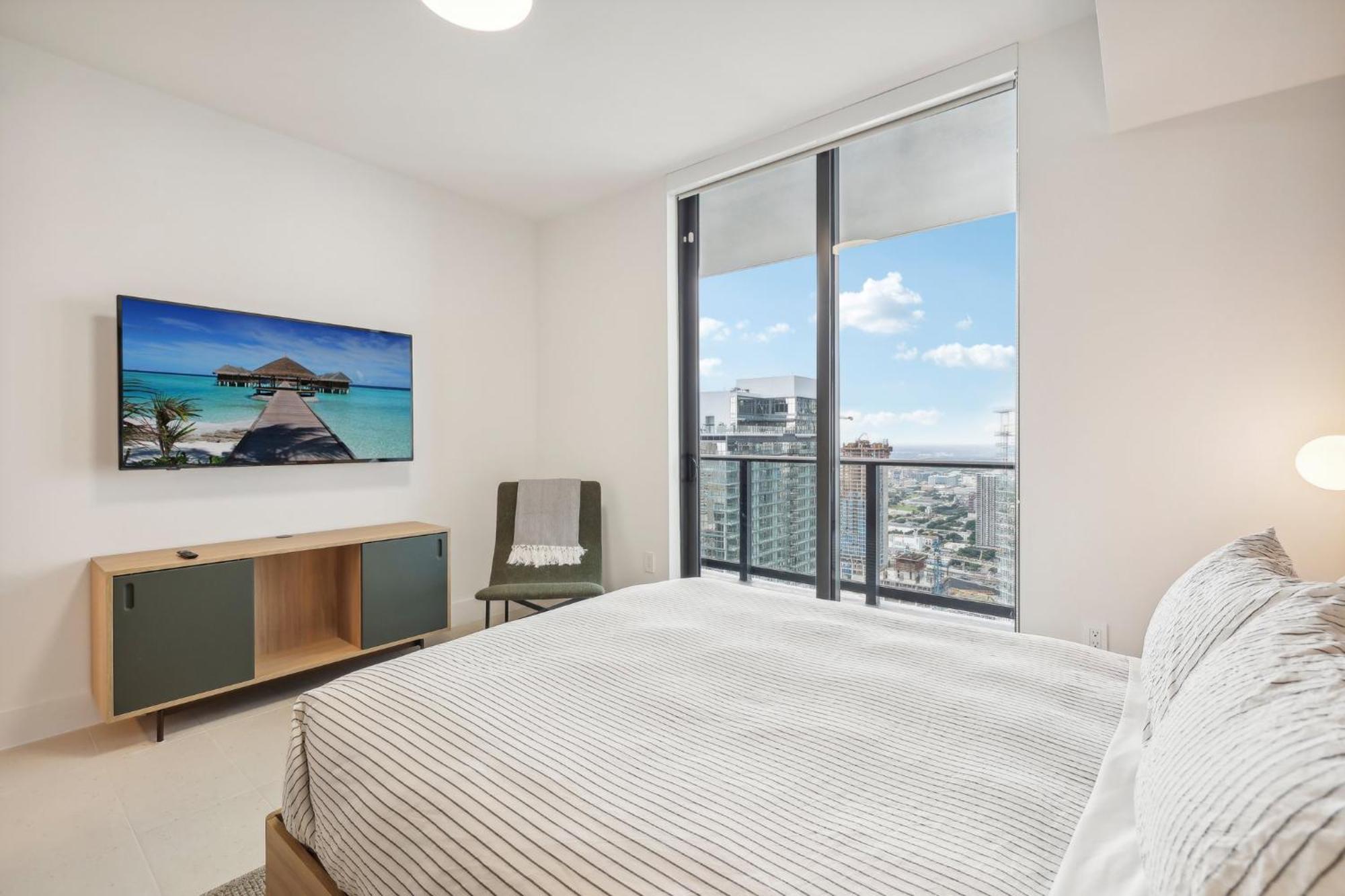 Stunning Lux 2 Bed 2 Bath With Panoramic View From Balcony