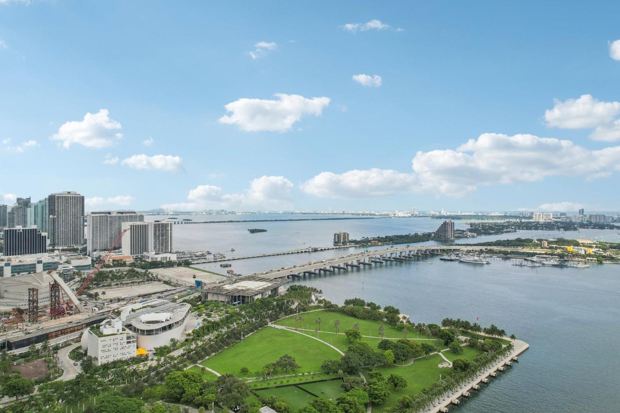 Stunning Lux 2 Bed 2 Bath With Panoramic View From Balcony