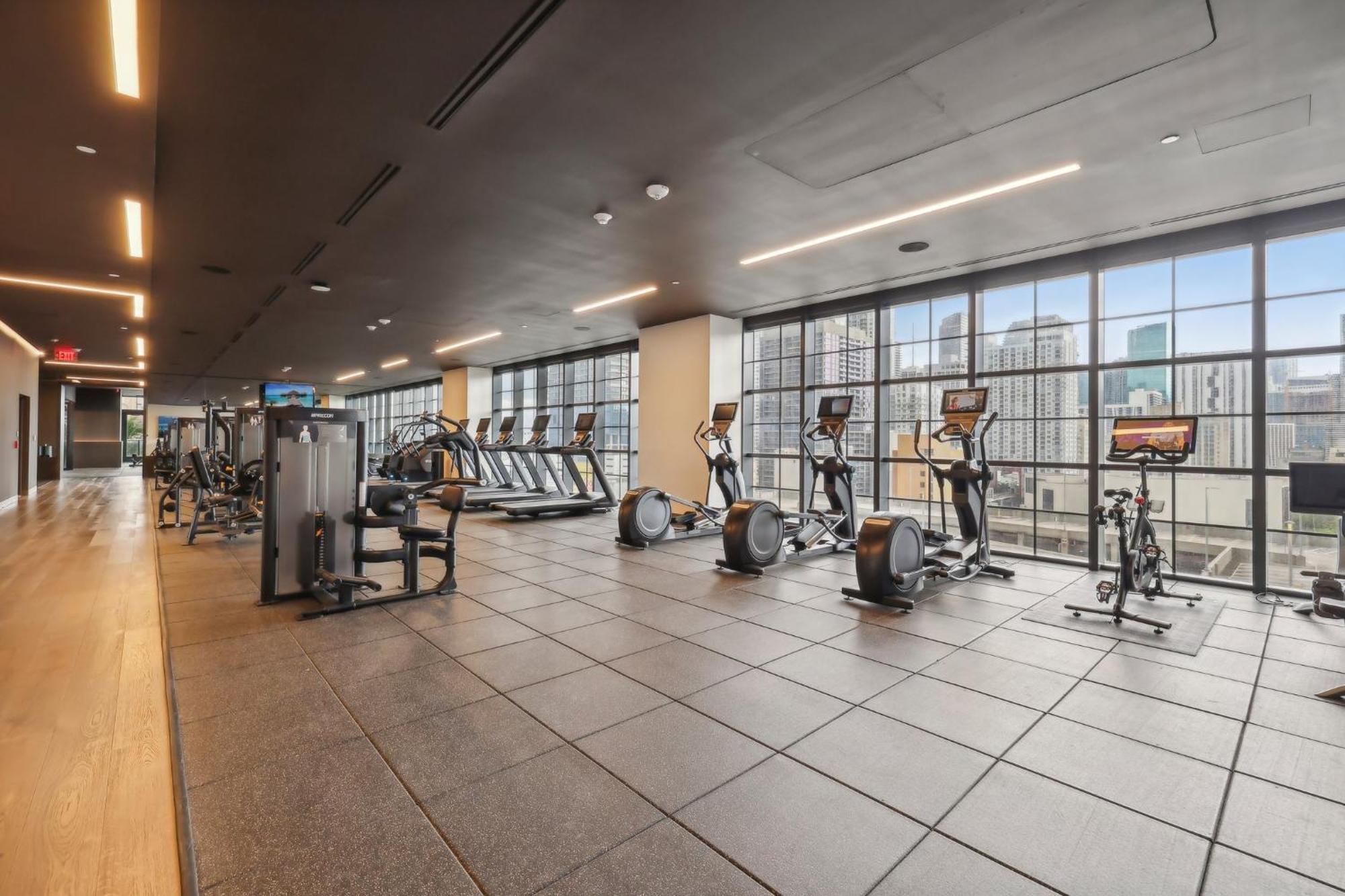 Stunning Lux 2 Bed 2 Bath With Panoramic View From Balcony *