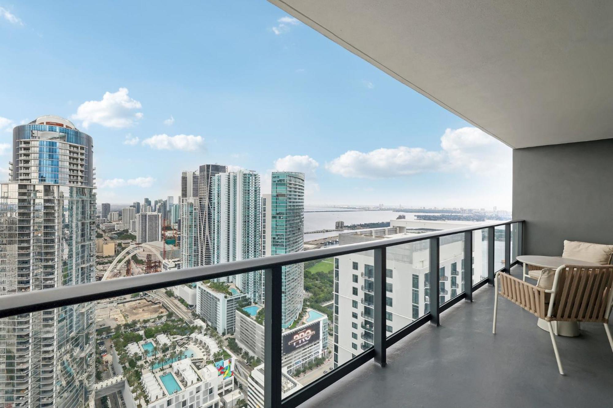 Stunning Lux 2 Bed 2 Bath With Panoramic View From Balcony Aparthotel *