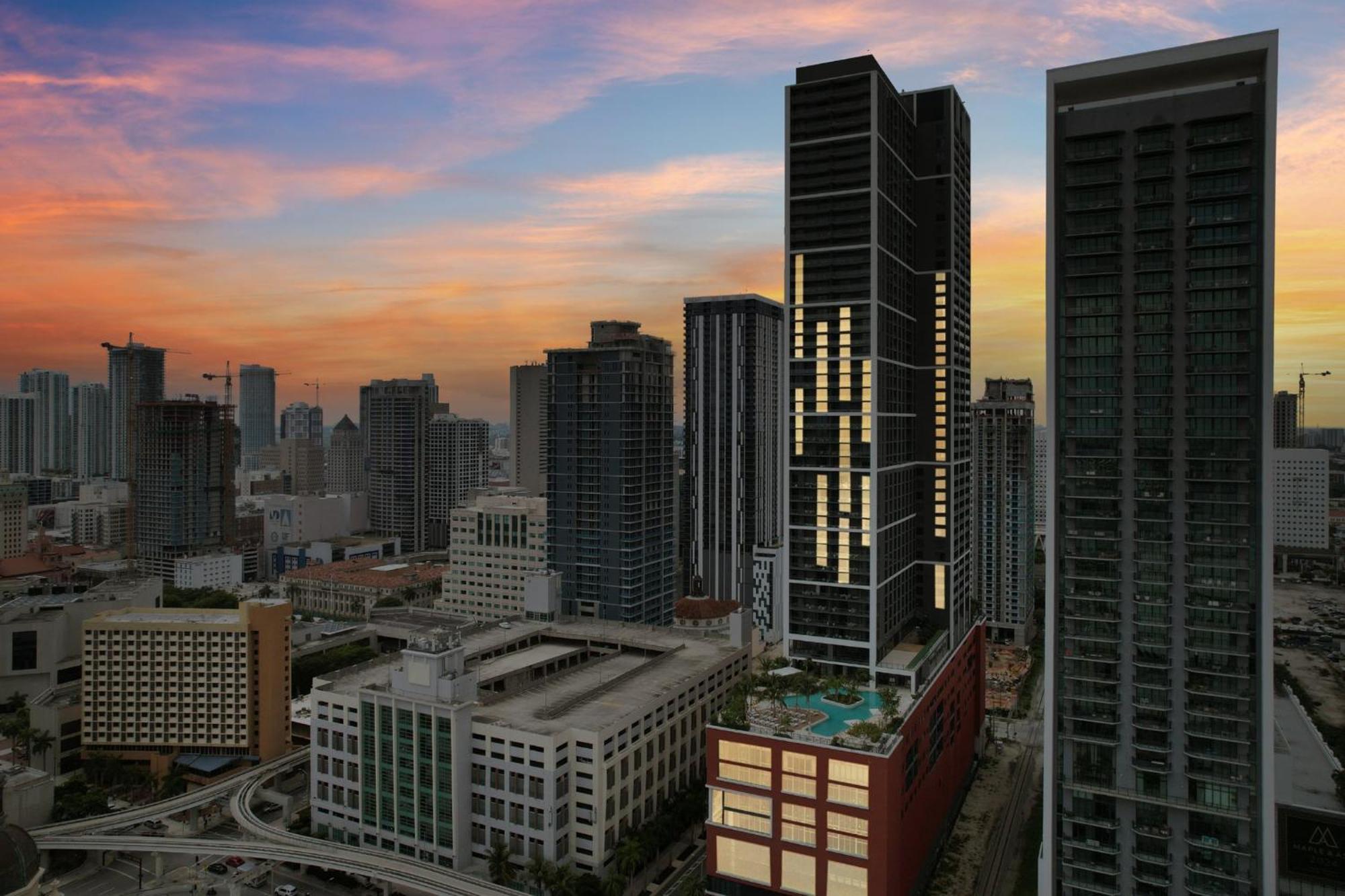 Stunning Lux 2 Bed 2 Bath With Panoramic View From Balcony *