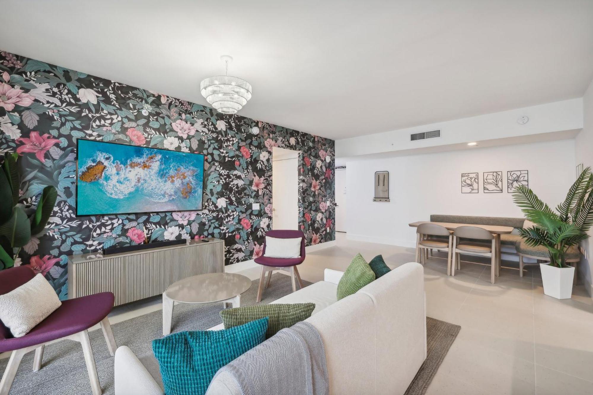 Stunning Lux 2 Bed 2 Bath With Panoramic View From Balcony *